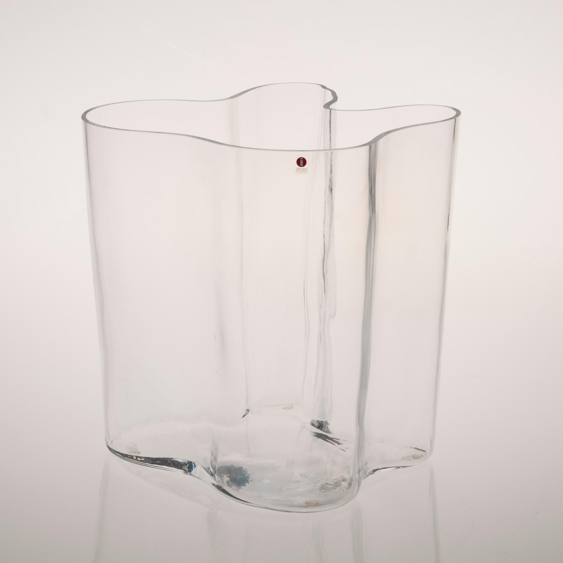 VAS, glas, signerad och numrerad ALVAR AALTO 2/1998. Iittala Finland 1970-tal.