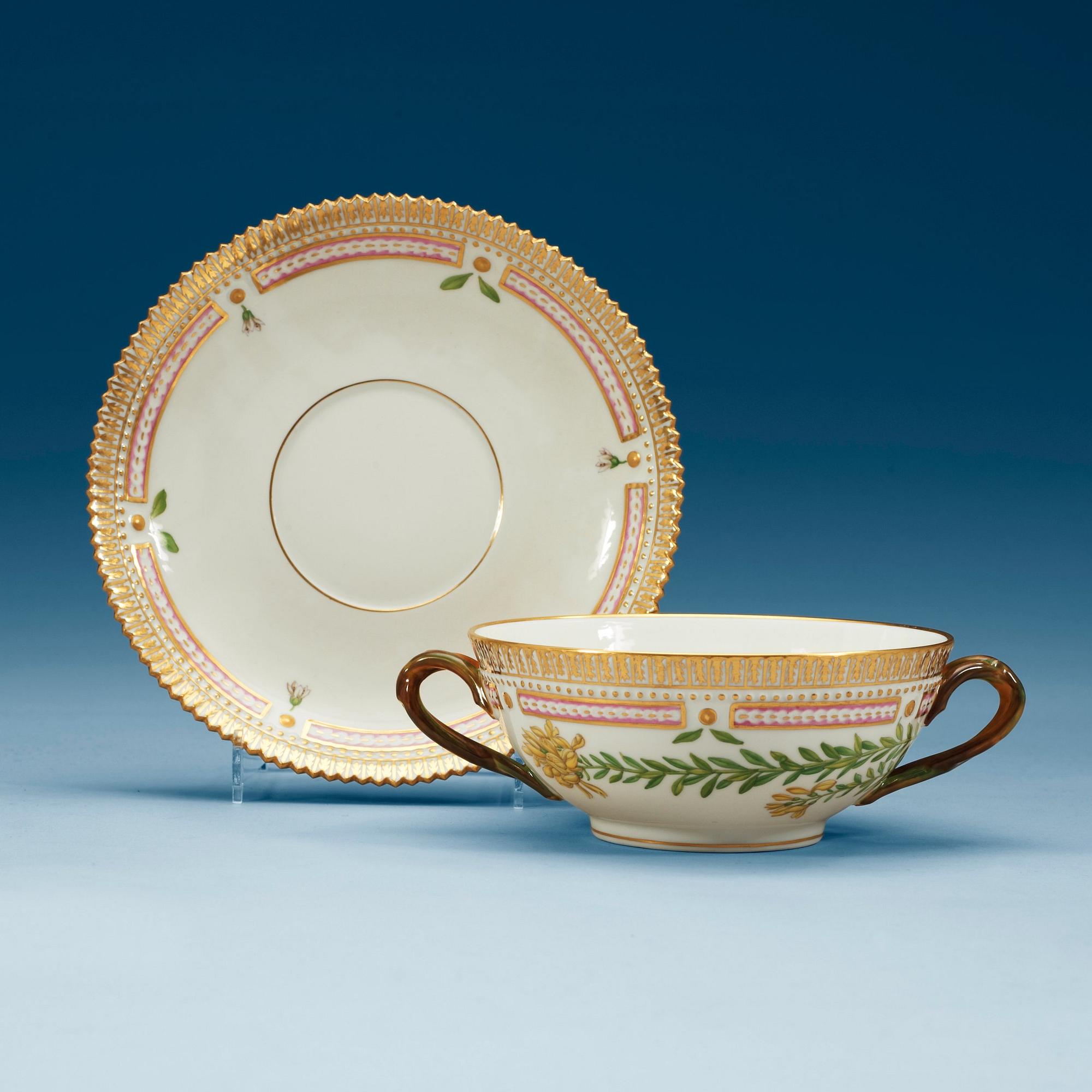 BULJONGKOPPAR med FAT, 12 stycken, porslin. "Flora Danica", Royal Copenhagen, Danmark, 1900-tal.