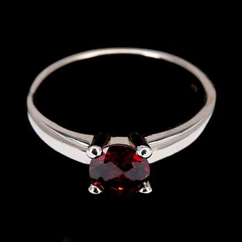 SORMUS, valkokultaa 14K ja briljanttihiontainen granaatti 1,04 ct. Paino 4,6 g.