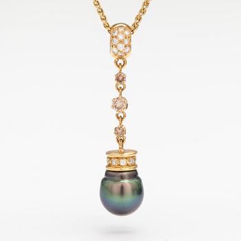 A 14K and 18K gold necklace with a tahiti pearl and diamonds ca. 0.72 ct in total. Ofelia jewelry, Helsinki.