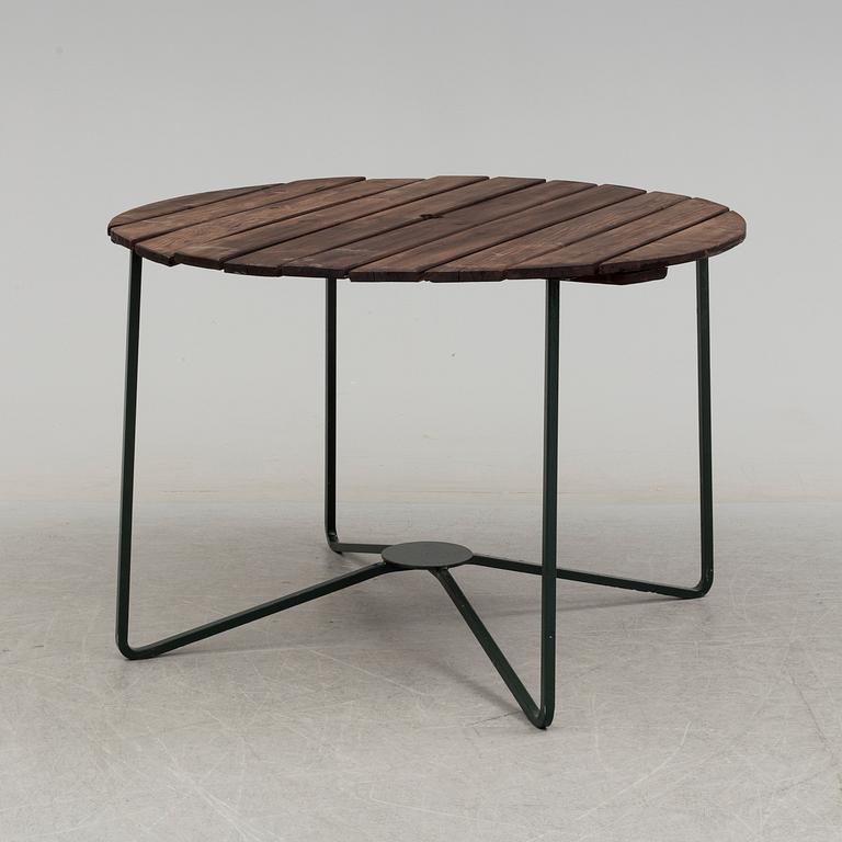 A Garden table and 4 chairs 20th century.