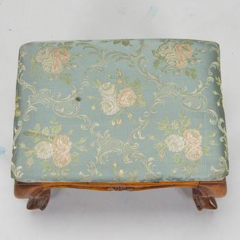 Fåtöljer, ett par och fotpall, 1900-talets mitt.