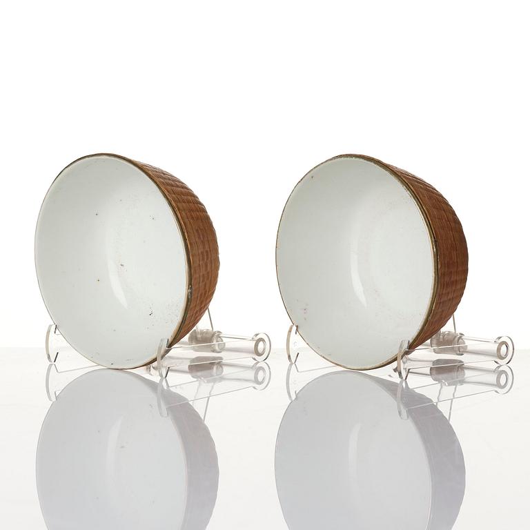 Skålar, 11 stycken porslin och korgflätning, omkring 1900.