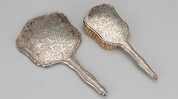 BORSTE OCH SPEGEL, silver, import av Oskar Lindroos, Helsingfors 1941. Tot. vikt 329g.