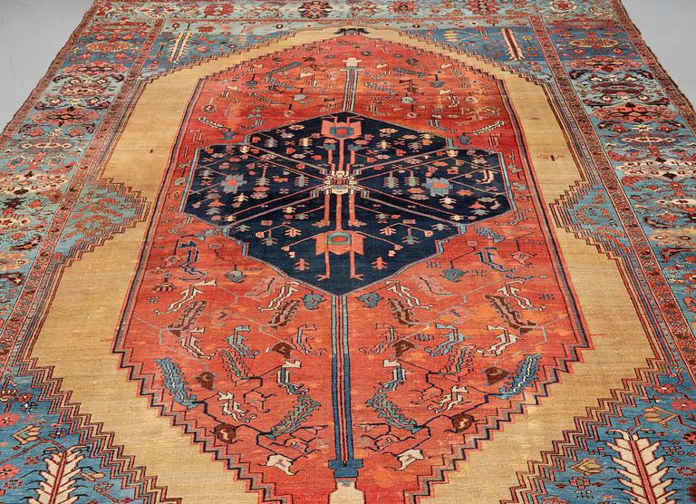 A carpet, antique Heriz/Bakshaish, ca 633-645 x 321-328,5 cm.