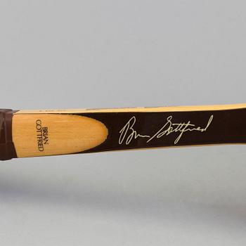 All white ash vulcan fibre laminated shaft and bow tennis racket. Brian Gottfried, Snauwaert, nr 5 370 325.