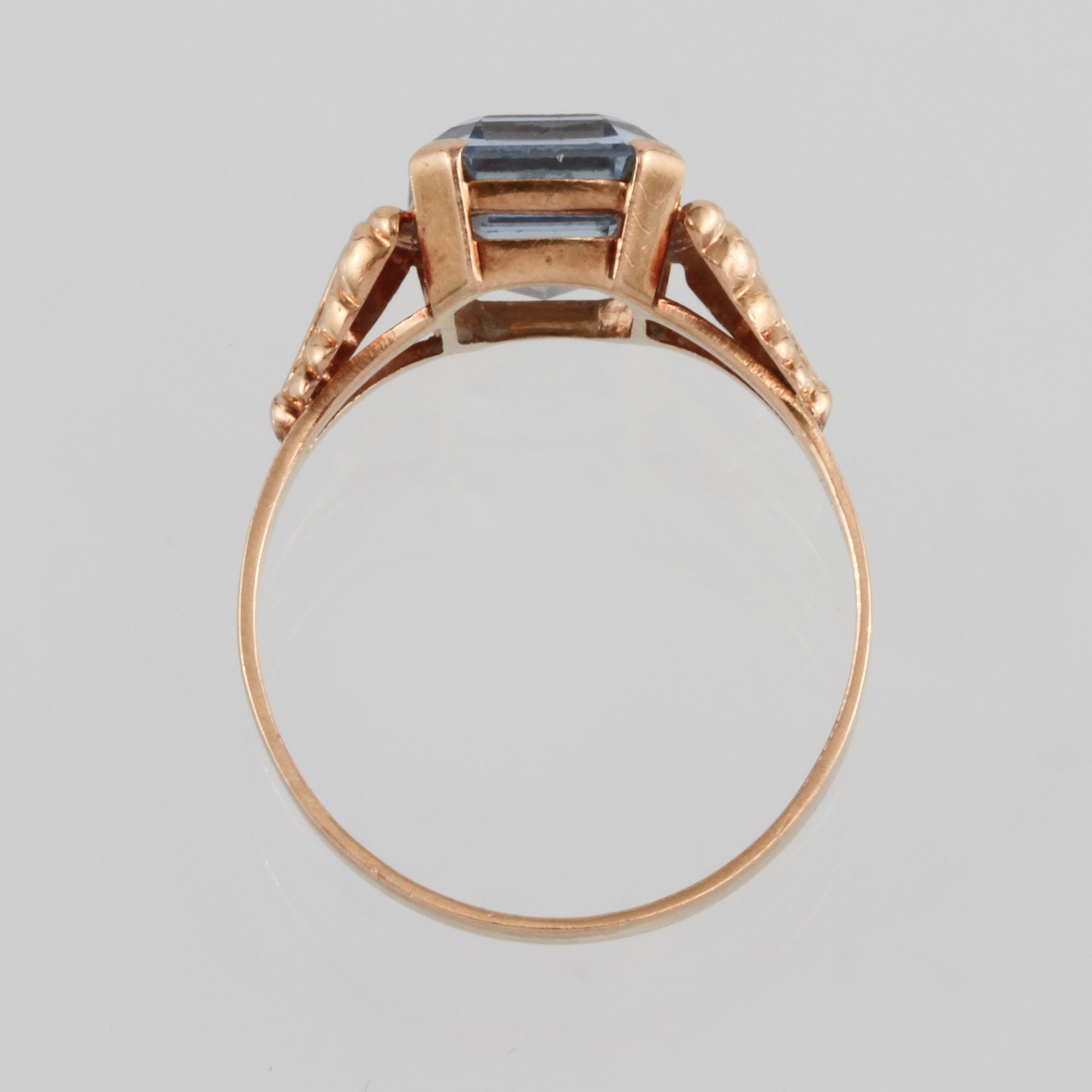 RING, 18K guld med fasettslipad syntetiskt spinell, Trege, Göteborg, 1949. Vikt 2,6 gram.