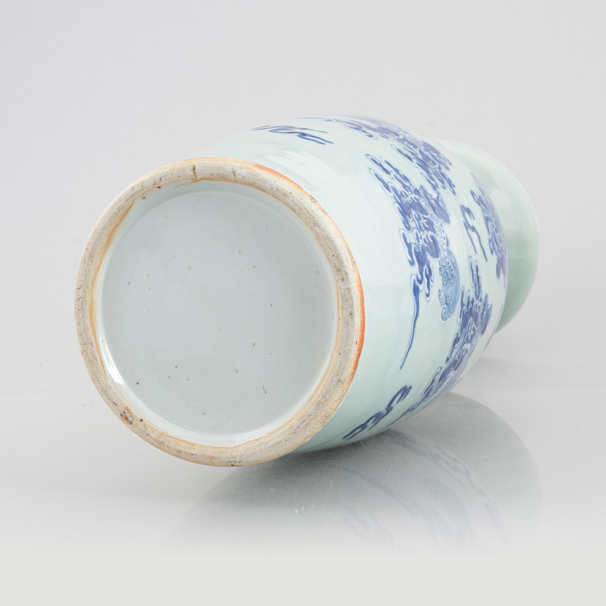 A Chinese porcelain vase, Qing dynasty, 19th Century.