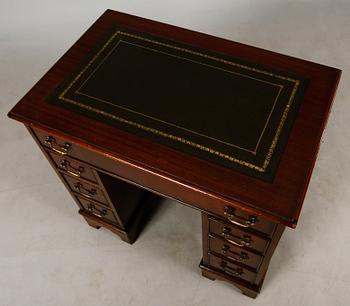 SKRIVBORD, England, 1900-talets andra hälft.