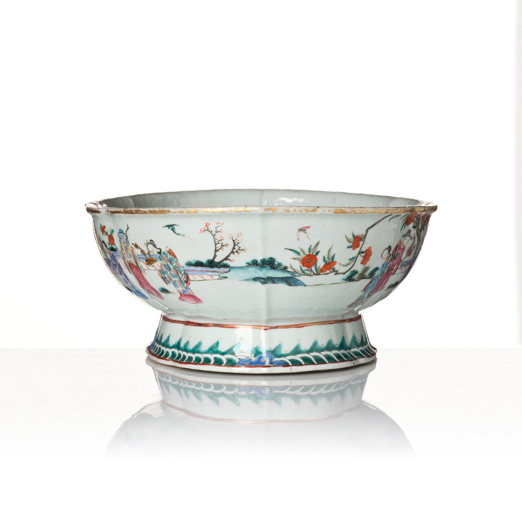 A large famille rose jardiniere, Qing dynasty, 19th Century.