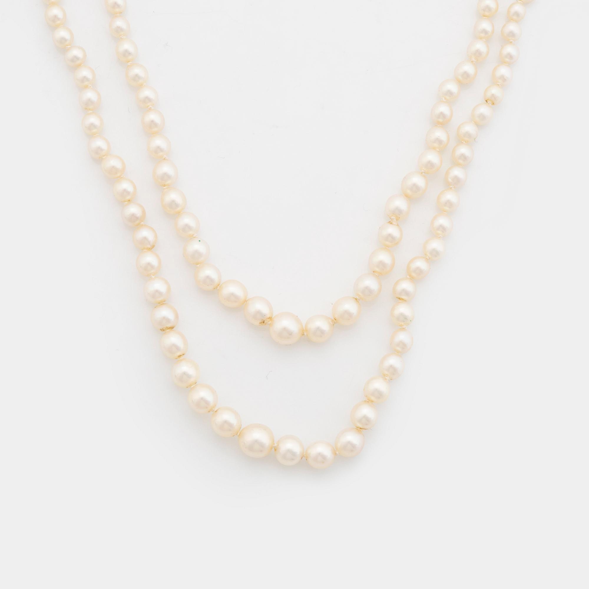Cultured pearl necklace, clasp 18K white gold.