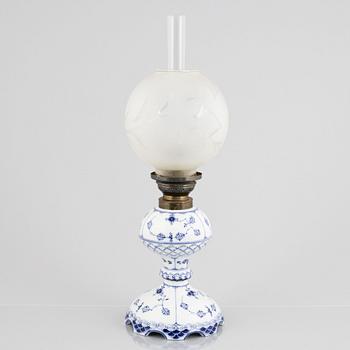 Fotogenlampa, porslin, Royal Copenhagen, "Musselmalet halvblond", 1893-1900.