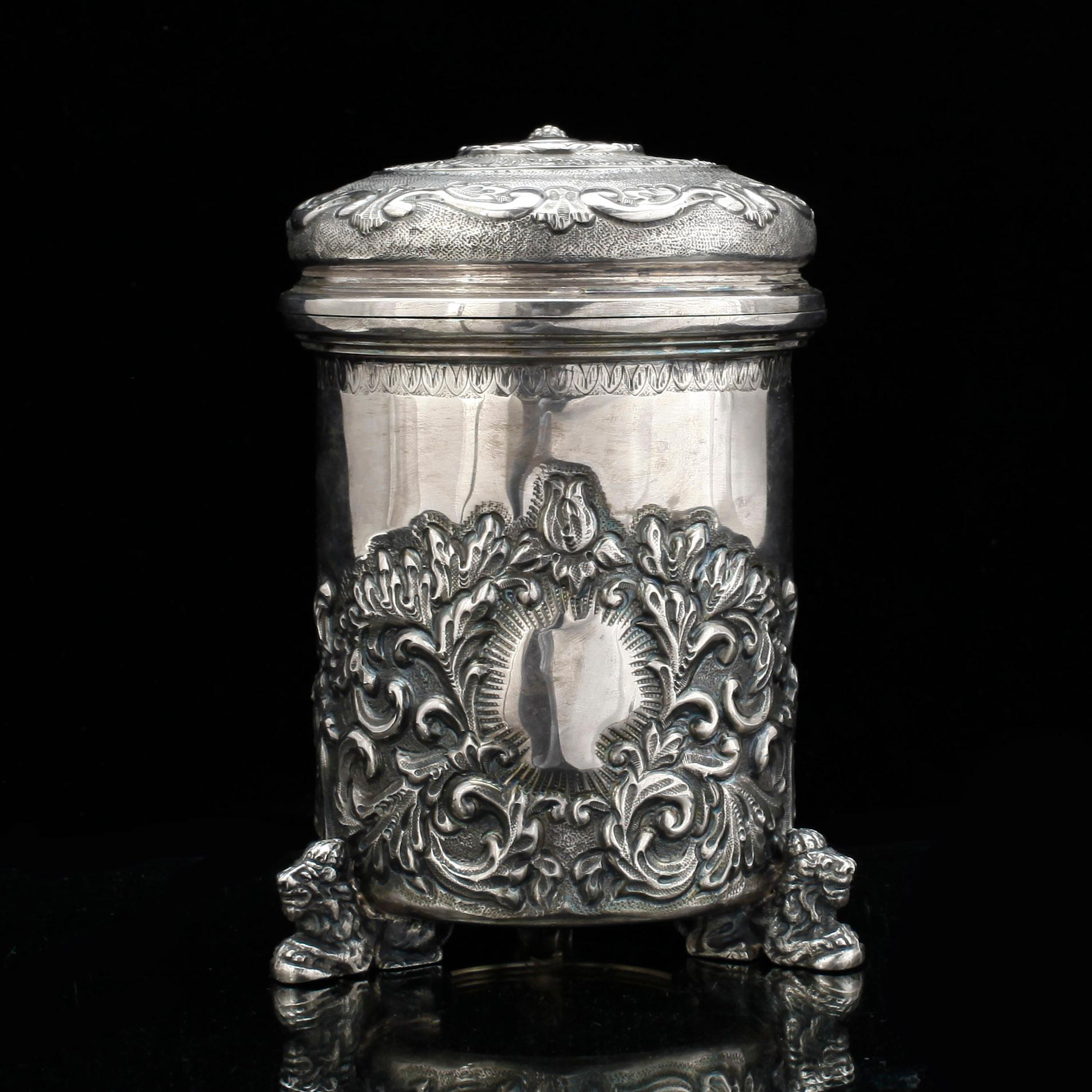 DRYCKESKANNA, sterlingsilver, barockstil, svenska importstämplar. 1900-talets första hälft. Vikt ca 760 gram.
