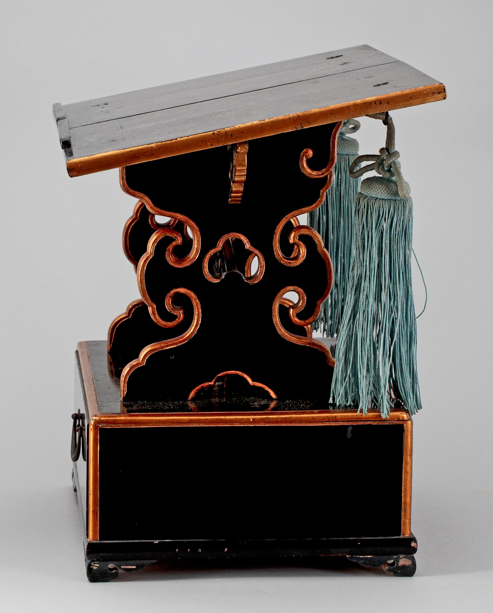 SKRIVPULPET/BOKSTÖD, svartlackerad, Japan, 1900-talets mitt.