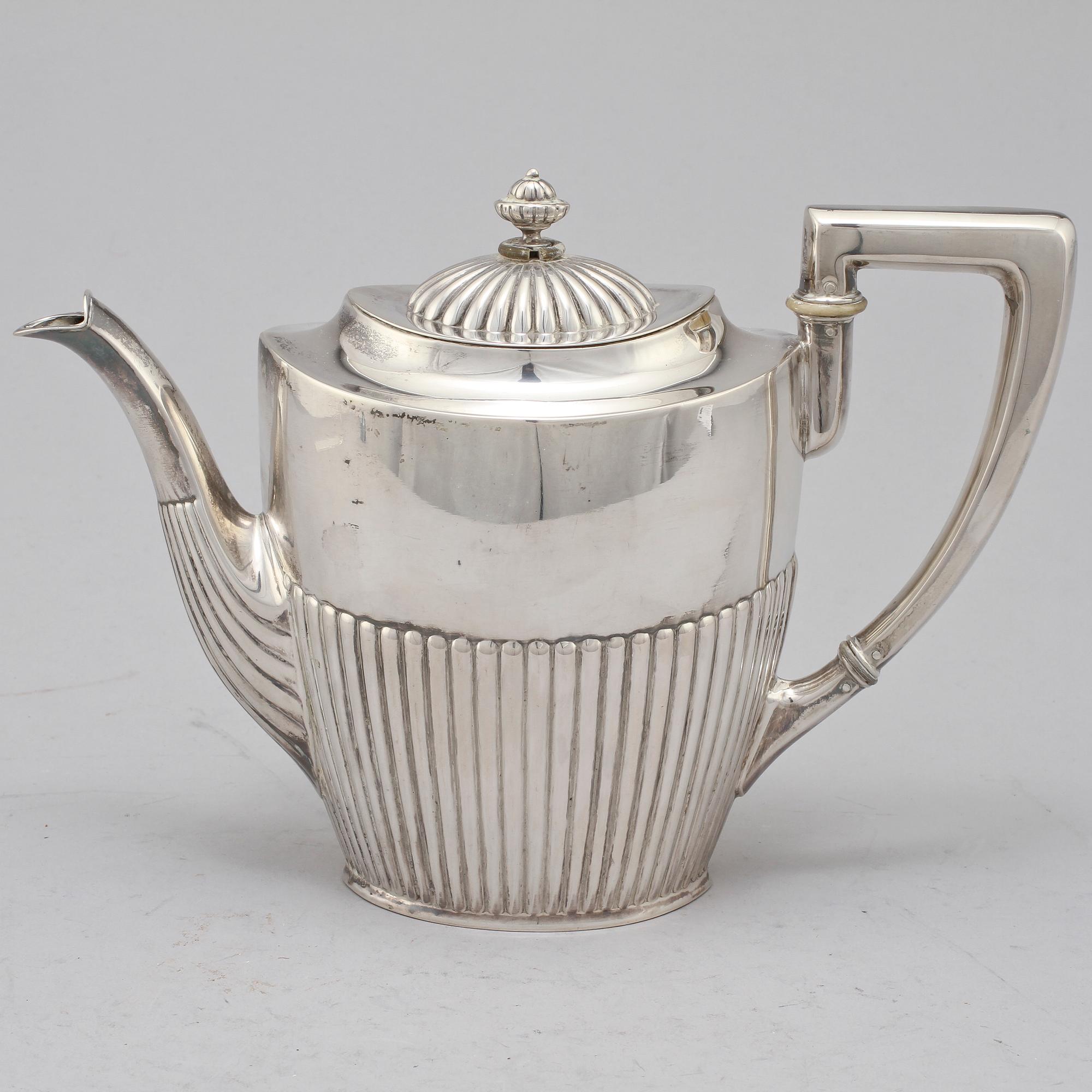 KANNA, silver, Sverige, imporstämplar samt Carl Söderqvist, Göteborg, 1920. Vikt 400 g.