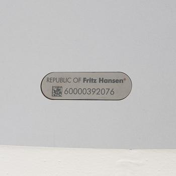 Bruno Mathsson & Piet Hein, matbord, "Superellips", Fritz Hansen, Danmark, daterat 2017.