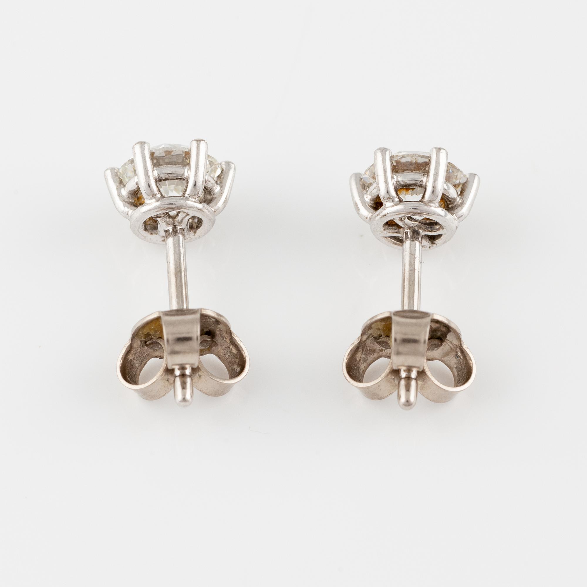 Ett par örhängen 18K vitguld med runda briljantslipade diamanter.