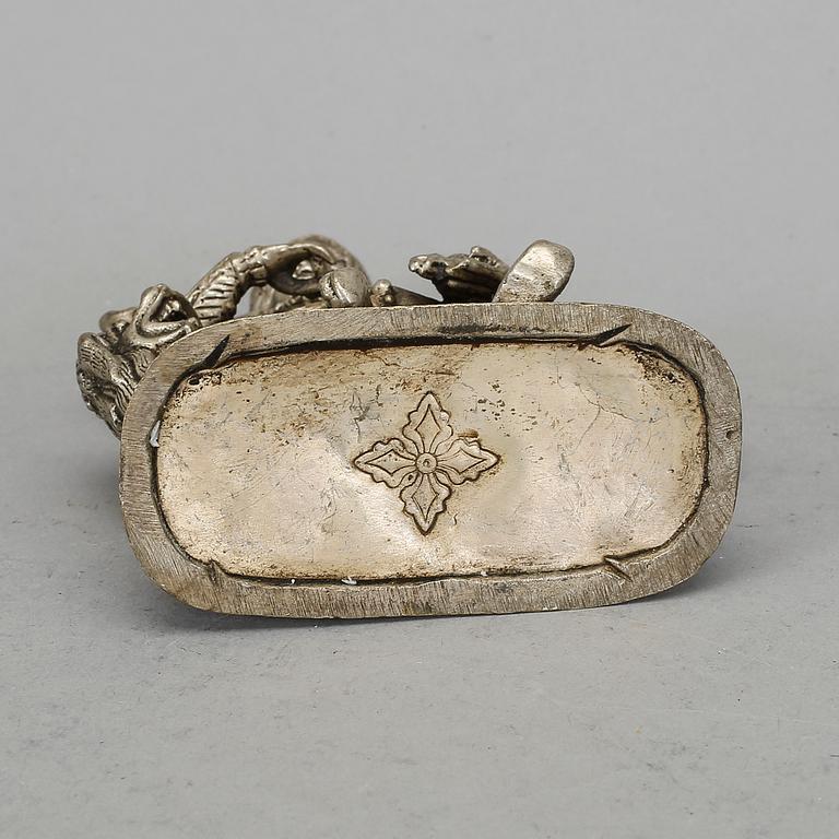 FIGURIN, vitmetall, "Vaishravana" Kina/Tibet 1900-tal.