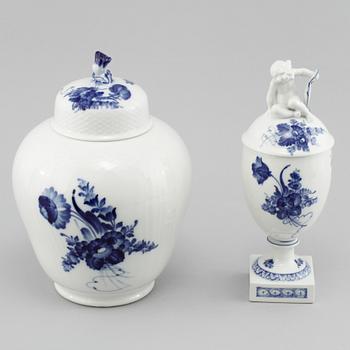 LOCKURNOR, 2 st, porslin, "Blå blomst", Royal Copenhagen, 1900-tal.