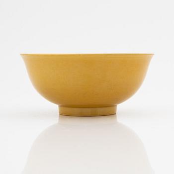 A Chinese yellow bowl, 20th century.