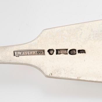 Johan Edvard Fagerroos, matskedar, 12 st, och Hjalmar Fagerroos, matgafflar 12 st, Helsingfors 1868 och 1916.