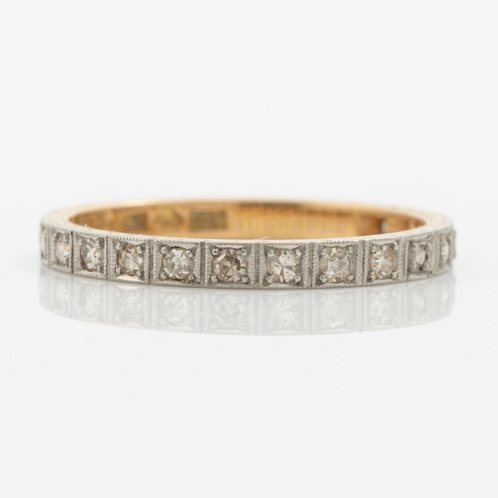 Ring 18K gold with eight-cut diamonds.