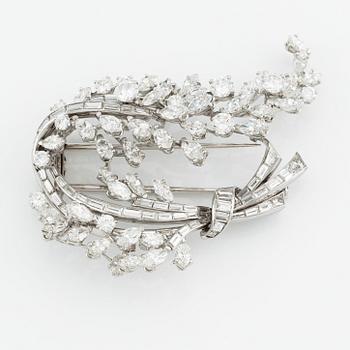 An 18K gold brooch with diamonds in various cuts, Albuquerque.