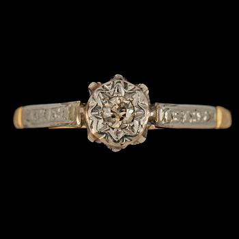 RING, 18k guld samt platina med briljantslipad diamant, 1900-tal. Vikt 2 g.