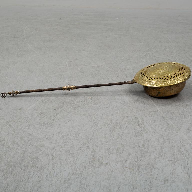 SÄNGVÄRMARE och GLÖDTÅNG, smide och mässing, 1700-tal.