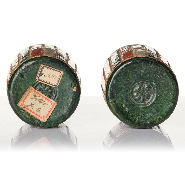 Koppar, två stycken, keramik samt kanna, porslin. Qing dynastin, 1800-tal.