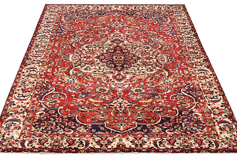 A Mahal carpet c. 315 x 215 cm.