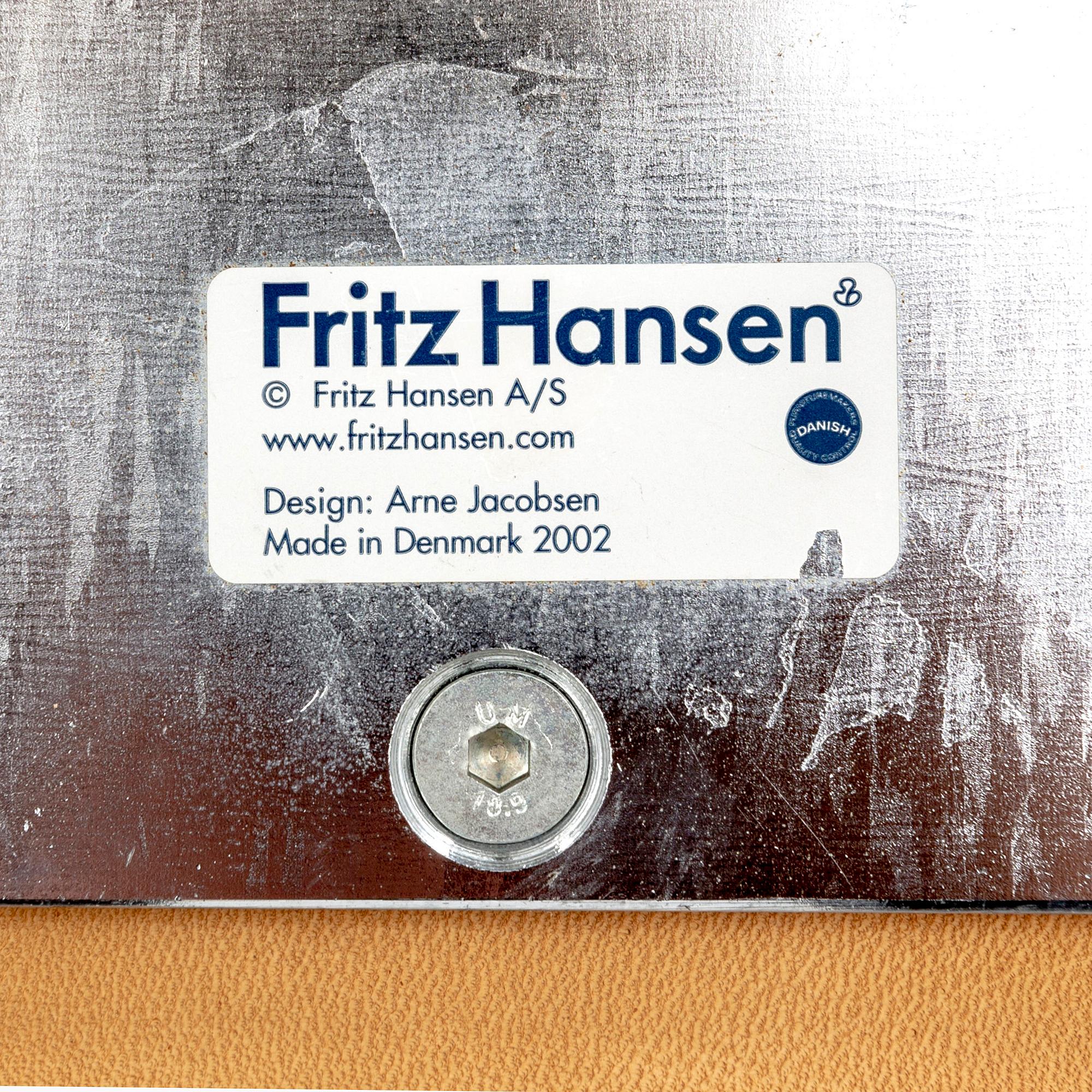 Arne Jacobsen a "Svanen" (Swan) leather swivel chair for Fritz Hansen dated 2002.