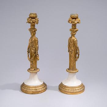 LJUSSTAKAR ETT PAR, förgylld brons och marmor, 1800-talets andra hälft.
