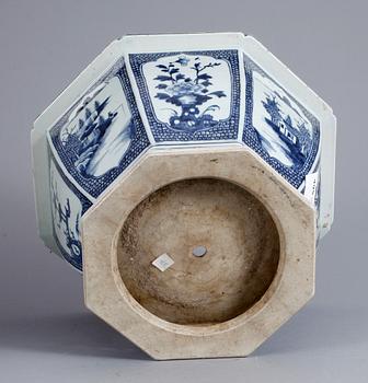 A blue and white flower pot, Qing dynasty, 19th Century.