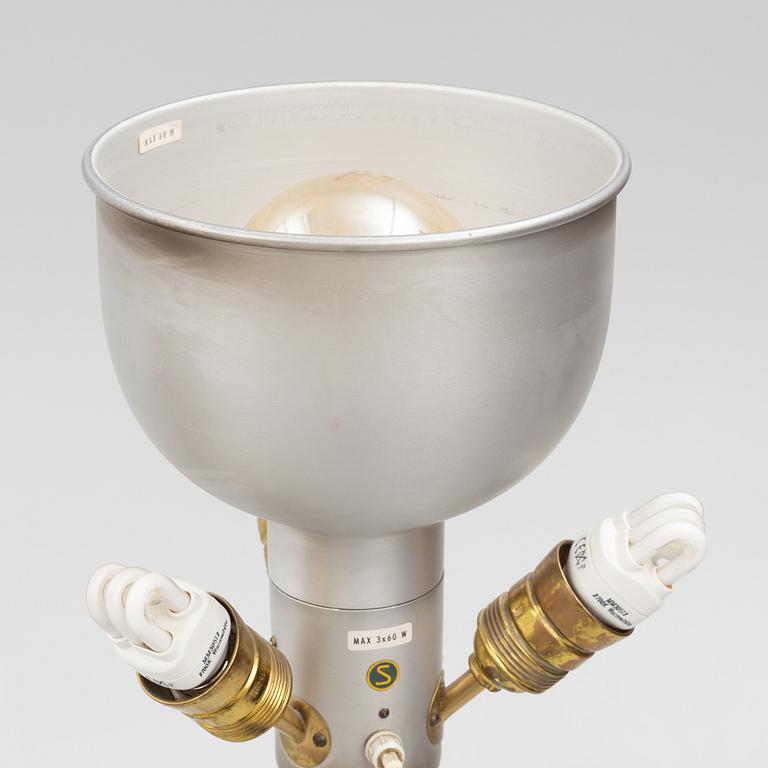 Josef Frank, golvlampa, modell 2368/"Stora Kamelen", i förkromad metall, Firma Svenskt Tenn, 1900-talets andra hälft.