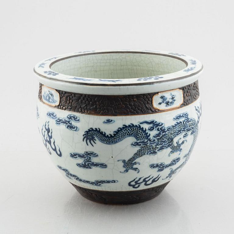 A porcelain pot/fish basin, China, Qing dynasty, late 19th century.