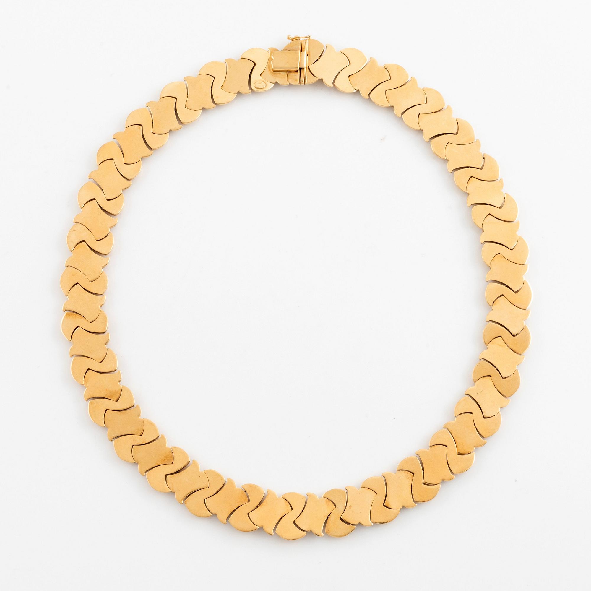 An 18K two coloured gold necklace.