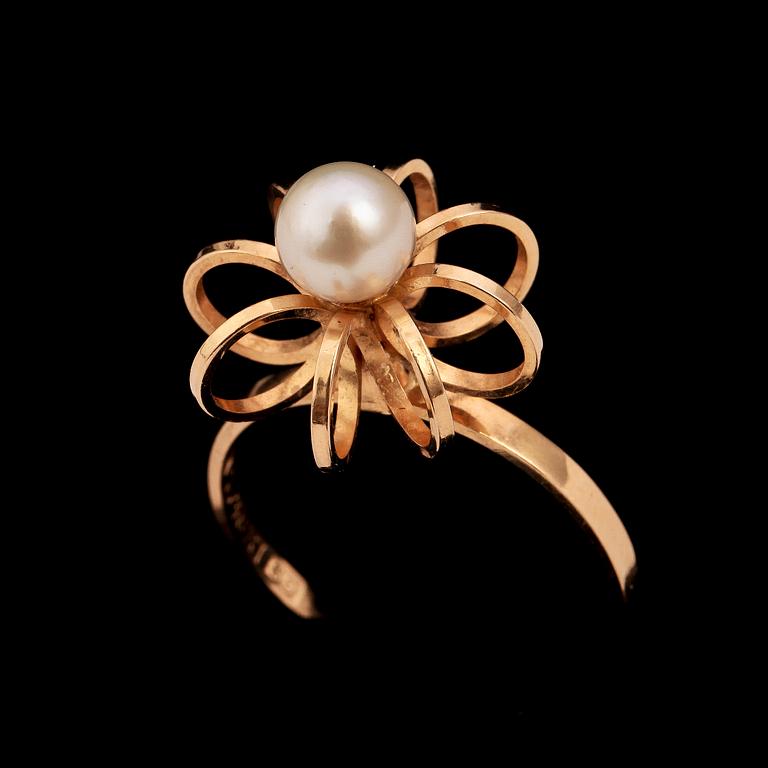 RING, 18k guld med odlad pärla, Mema, Lidköping, 1968. Vikt 4 g.