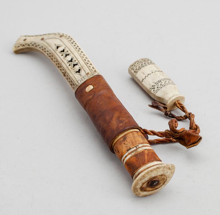 SAMEKNIV, ben och läder, monogramsignerad JH, 1900-talets första hälft.