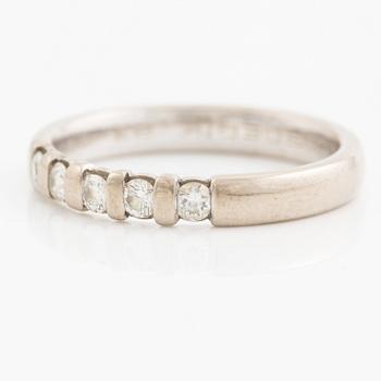 Ring, 14K vitguld med fem briljantslipade diamanter.