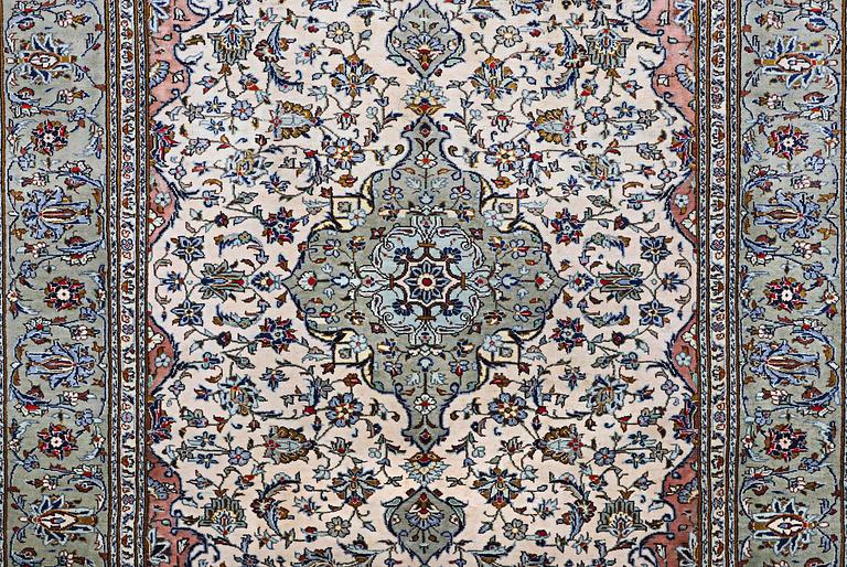 A carpet, Kashan, ca 291 x 201 cm.