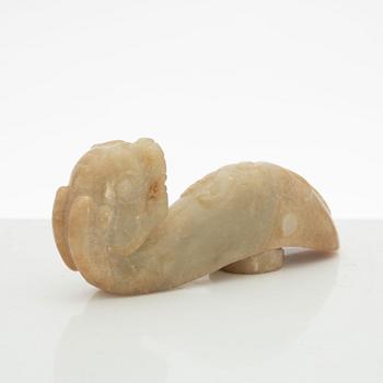 Bälteshake samt två amuletter, nefrit. Qingdynastin eller äldre.