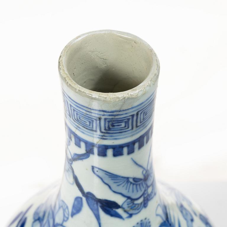 A blue and white kalebass shaped vase, Qing dynasty, 19th century.