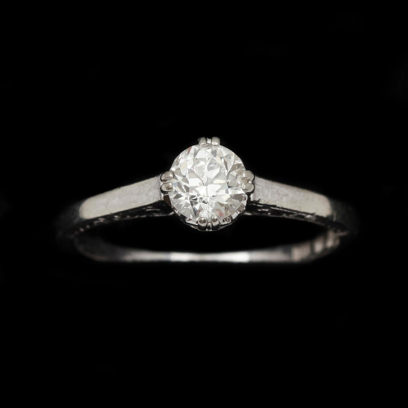RING, 18k vitguld med gammalslipad diamant ca 0,50 ct. Gustaf Dahlgren c&o Malmö, 1942. Vikt 2,6 g.