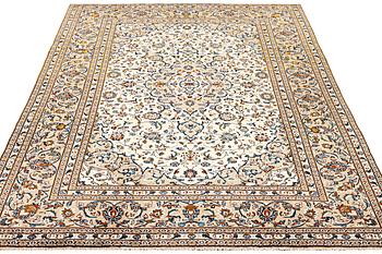 A Kashan carpet, c. 340 x 242 cm.