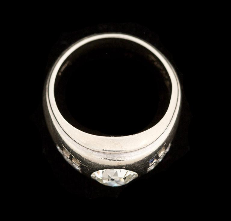 RING, 14 k vitguld med gammalslipad diamant ca 1,30 ct samt safirer. Vikt ca 8,5 g.