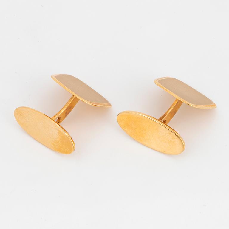 A pair of 18K gold cufflinks.