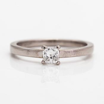 An 18K white gold ring with a princess-cut diamond ca. 0.39 ct. Finland 2009.