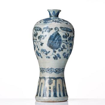 A blue and white Meiping vase and a bowl, 16th Century.