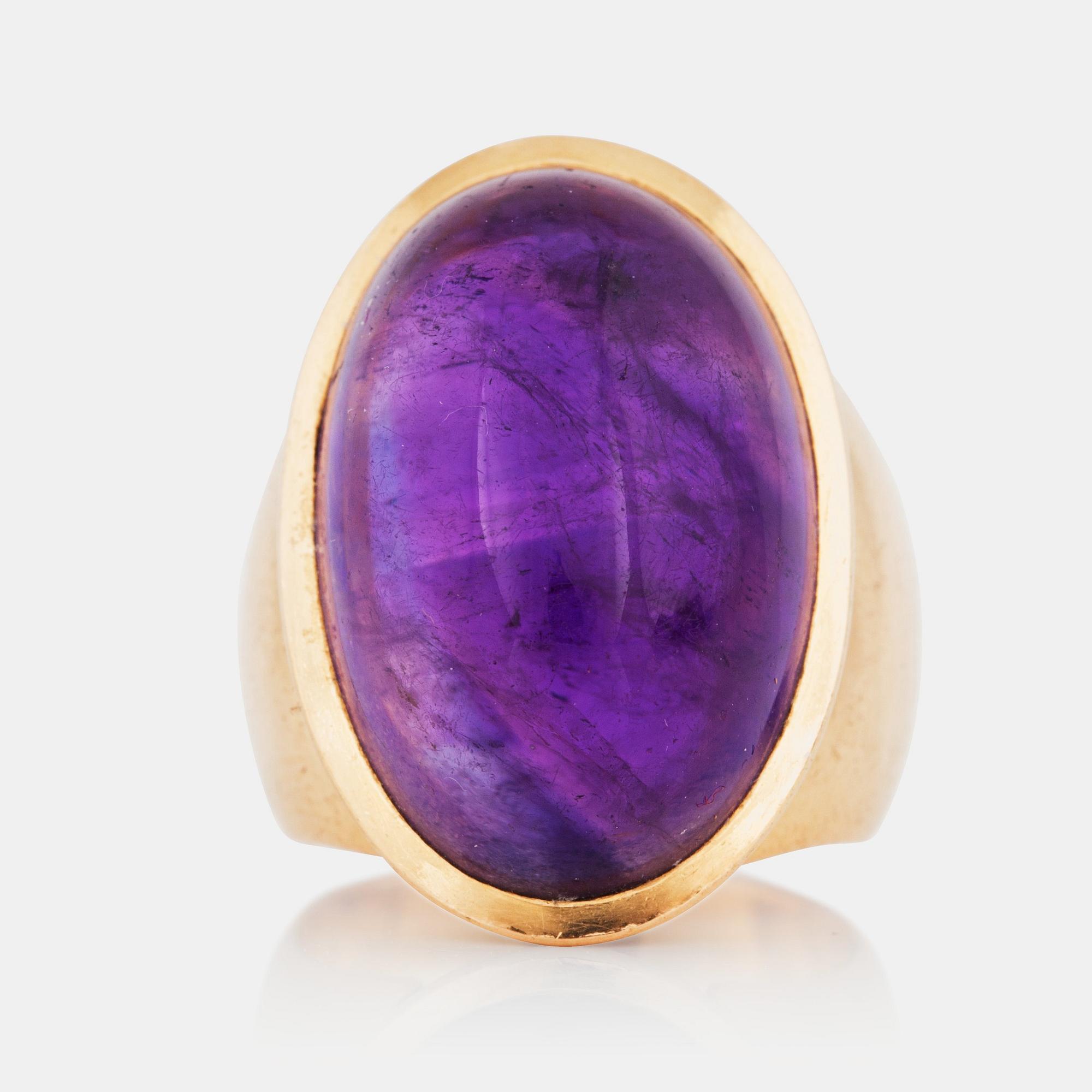 RING med cabochonslipad ametist, ca 25.00ct.